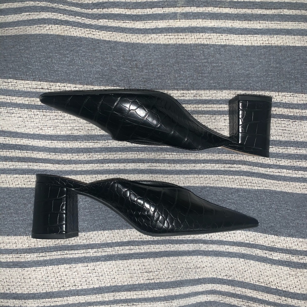 Pointed toe mule sandal heel